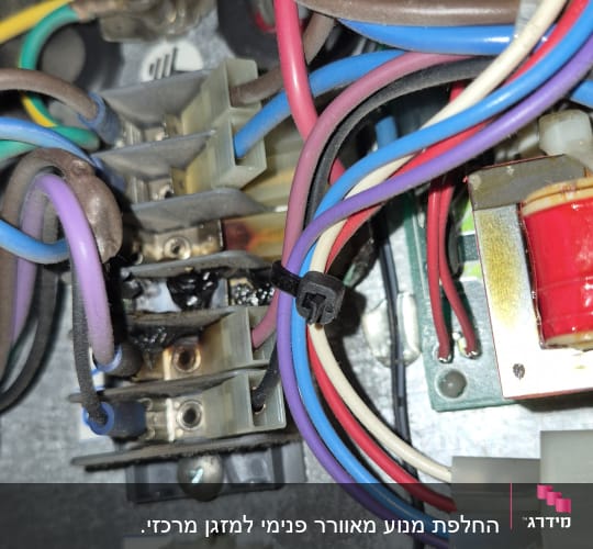 חוטי חשמל וצמתים במערכת אלקטרונית